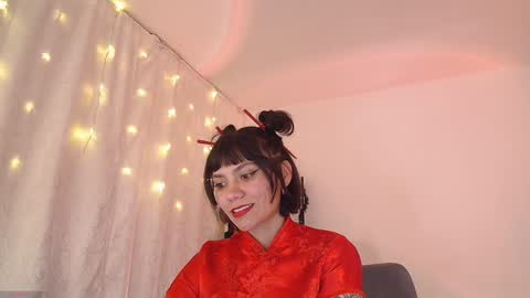 Snapshot of _sensualkitten_ chatting on 01/04/25, 06:30 Laura online show from 01/04/25, 06:30