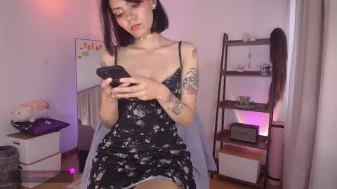 Snapshot of _sensualkitten_ chatting on 10/12/25, 08:08 Laura online show from 10/12/25, 08:08