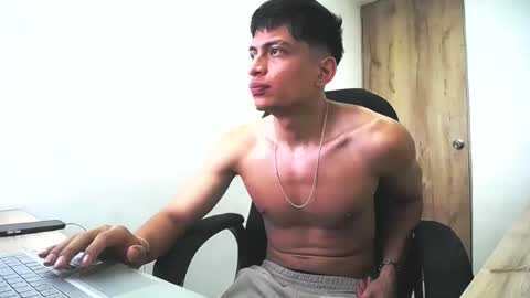 Juan Pablo-independent model online show from 06/10/26, 09:14