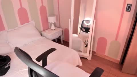 Snapshot of _sharloth chatting on 10/18/25, 01:56 Sharlot online show from 10/18/25, 01:56