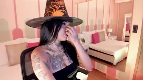 Snapshot of _sharloth chatting on 10/31/25, 01:56 Sharlot online show from 10/31/25, 01:56