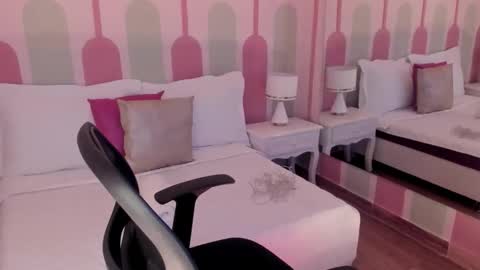 Snapshot of _sharloth chatting on 11/25/25, 02:06 Sharlot online show from 11/25/25, 02:06