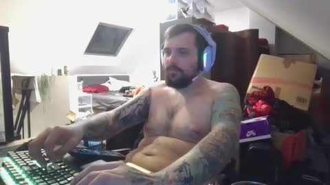 _smiley_bear27 online show from 12/05/25, 10:02