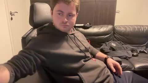 Snapshot of _stevie___ chatting on 01/04/25, 04:32 _stevie___ online show from 01/04/25, 04:32