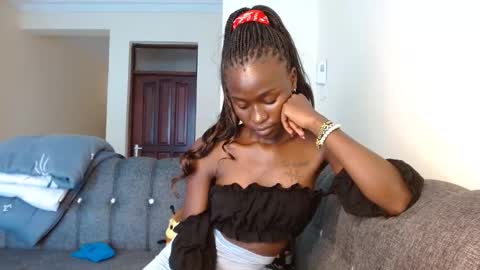 Snapshot of _sweejewel chatting on 09/17/25, 08:05 _sweejewel online show from 09/17/25, 08:05