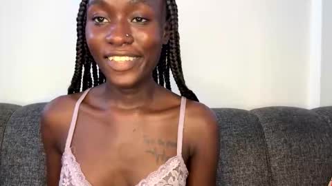 Snapshot of _sweejewel chatting on 10/24/25, 10:33 _sweejewel online show from 10/24/25, 10:33