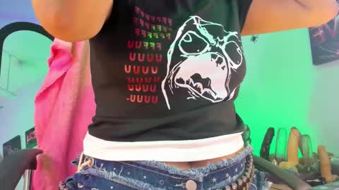 Snapshot of _sweet_kuromi chatting on 11/16/25, 04:51 Kuromi online show from 11/16/25, 04:51