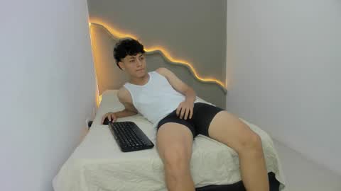 Snapshot of _theoo1 chatting on 11/04/25, 08:19 Theoo online show from 11/04/25, 08:19