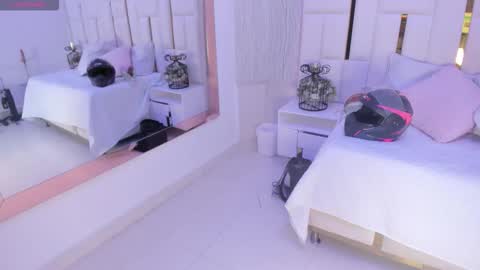 Snapshot of _tinyrousse_ chatting on 09/15/25, 07:14 Rousse online show from 09/15/25, 07:14