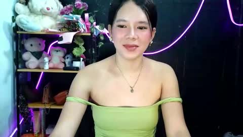 Snapshot of _urpetitegirl chatting on 05/14/26, 01:45 _urpetitegirl online show from 05/14/26, 01:45