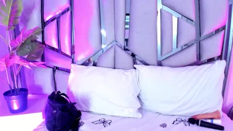 _valeria_saenz_ online show from 09/19/25, 03:52