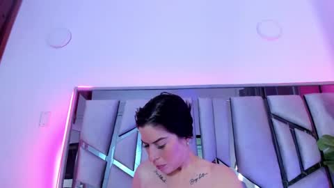 _valeria_saenz_ online show from 10/06/25, 02:20