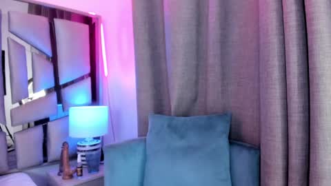 _valeria_saenz_ online show from 04/18/26, 03:43