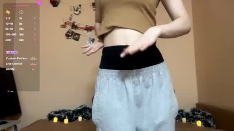 Snapshot of _velvetvibe_ chatting on 12/18/25, 04:13 Mia online show from 12/18/25, 04:13