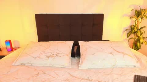 Snapshot of _victoria_foxx_ chatting on 12/05/25, 01:20 Victoria Fox online show from 12/05/25, 01:20