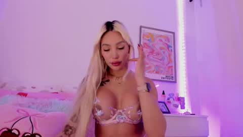 Snapshot of _viioletweekend_ chatting on 02/21/25, 05:20 online show from 02/21/25, 05:20