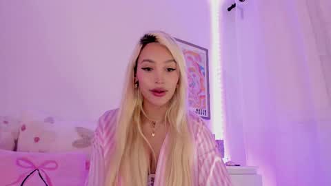 Snapshot of _viioletweekend_ chatting on 02/21/25, 08:27 online show from 02/21/25, 08:27