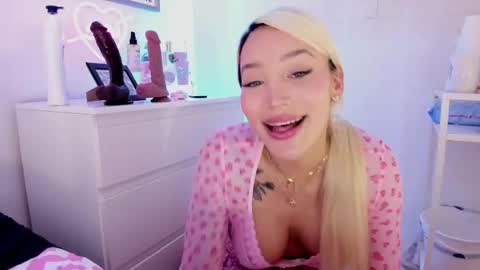 Snapshot of _viioletweekend_ chatting on 02/23/25, 12:08 online show from 02/23/25, 12:08