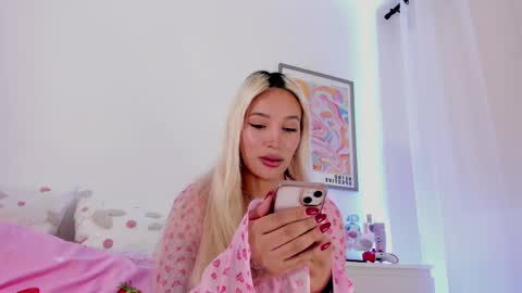 Snapshot of _viioletweekend_ chatting on 03/01/25, 09:37 online show from 03/01/25, 09:37