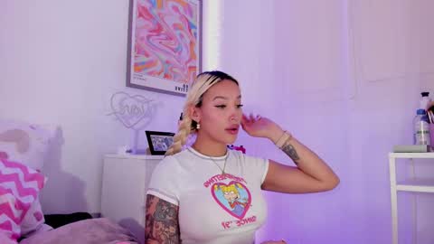 Snapshot of _viioletweekend_ chatting on 03/03/25, 05:29 online show from 03/03/25, 05:29