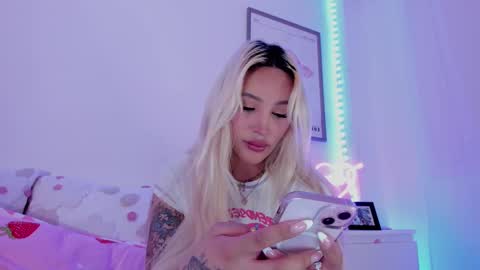 Snapshot of _viioletweekend_ chatting on 03/06/25, 10:26 online show from 03/06/25, 10:26