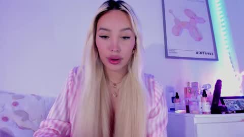 Snapshot of _viioletweekend_ chatting on 03/10/25, 12:07 online show from 03/10/25, 12:07