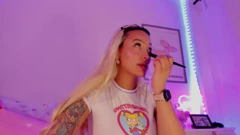 Snapshot of _viioletweekend_ chatting on 03/11/25, 08:42 online show from 03/11/25, 08:42