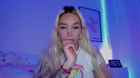 Snapshot of _viioletweekend_ chatting on 03/12/25, 09:35 online show from 03/12/25, 09:35