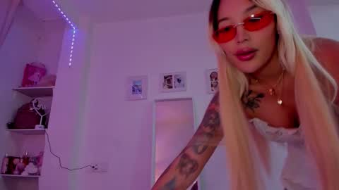 Snapshot of _viioletweekend_ chatting on 11/28/25, 08:44 online show from 11/28/25, 08:44