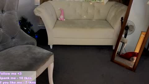 Snapshot of _violet_mills_ chatting on 12/15/24, 03:13 Violet online show from 12/15/24, 03:13