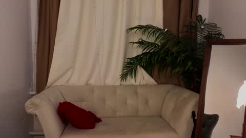 Snapshot of _violet_mills_ chatting on 01/11/25, 02:30 Violet online show from 01/11/25, 02:30