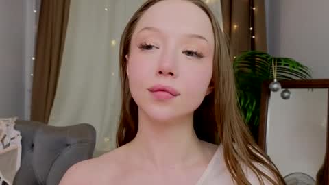 Snapshot of _violet_mills_ chatting on 01/13/25, 02:28 Violet online show from 01/13/25, 02:28