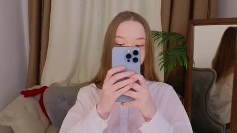 Snapshot of _violet_mills_ chatting on 02/16/25, 08:11 Violet online show from 02/16/25, 08:11