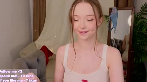 Snapshot of _violet_mills_ chatting on 03/06/25, 11:42 Violet online show from 03/06/25, 11:42
