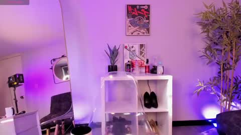Snapshot of _violeta_owo_ chatting on 04/23/26, 12:29 Evelyn online show from 04/23/26, 12:29