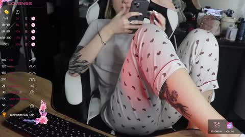 Snapshot of _viv1an_ chatting on 12/16/24, 04:55 Alis online show from 12/16/24, 04:55