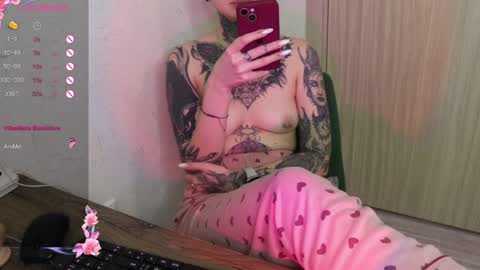 Snapshot of _viv1an_ chatting on 02/05/25, 12:10 Alis online show from 02/05/25, 12:10