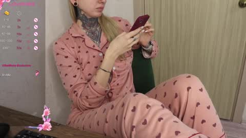 Snapshot of _viv1an_ chatting on 02/15/25, 12:11 Alis online show from 02/15/25, 12:11