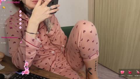 Snapshot of _viv1an_ chatting on 03/10/25, 05:43 Alis online show from 03/10/25, 05:43