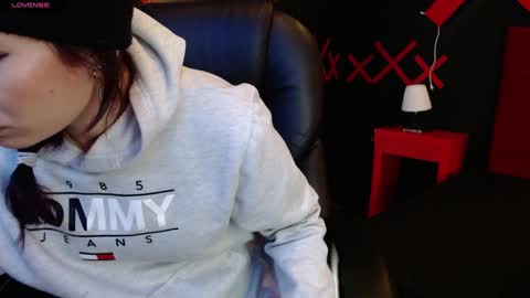 Yuyi online show from 01/20/25, 12:07