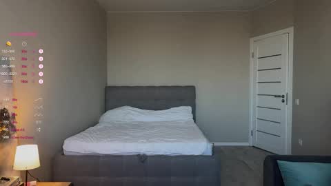 Snapshot of a_p_p_l_e chatting on 10/08/25, 12:14 Mila and Jess online show from 10/08/25, 12:14