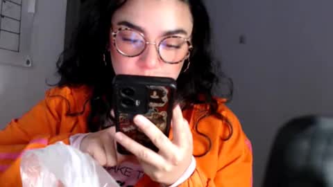 Snapshot of a_savage_woman_place chatting on 12/18/25, 12:06 Leona online show from 12/18/25, 12:06