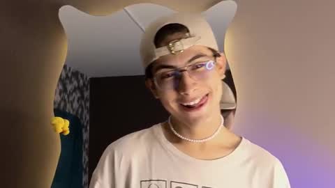 Snapshot of aaron_eze chatting on 09/16/25, 07:59 Aaron Ezequiel online show from 09/16/25, 07:59