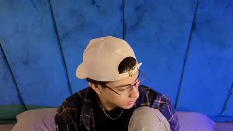 Snapshot of aaron_eze chatting on 09/17/25, 10:44 Aaron Ezequiel online show from 09/17/25, 10:44