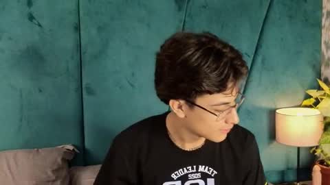 Snapshot of aaron_eze chatting on 09/18/25, 10:01 Aaron Ezequiel online show from 09/18/25, 10:01