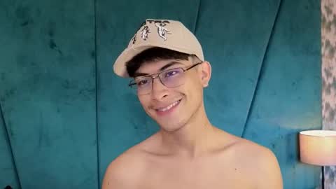 Snapshot of aaron_eze chatting on 09/29/25, 08:46 Aaron Ezequiel online show from 09/29/25, 08:46