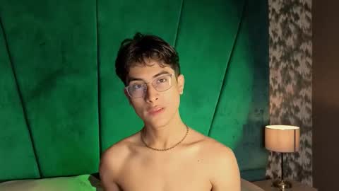 Snapshot of aaron_eze chatting on 10/14/25, 09:59 Aaron Ezequiel online show from 10/14/25, 09:59