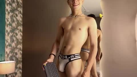 Snapshot of aaron_eze chatting on 10/18/25, 10:10 Aaron Ezequiel online show from 10/18/25, 10:10