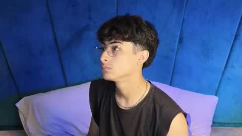 Snapshot of aaron_eze chatting on 10/19/25, 08:42 Aaron Ezequiel online show from 10/19/25, 08:42