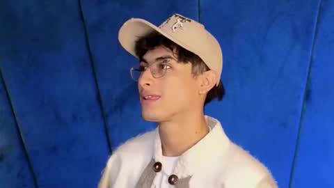 Snapshot of aaron_eze chatting on 10/26/25, 08:48 Aaron Ezequiel online show from 10/26/25, 08:48